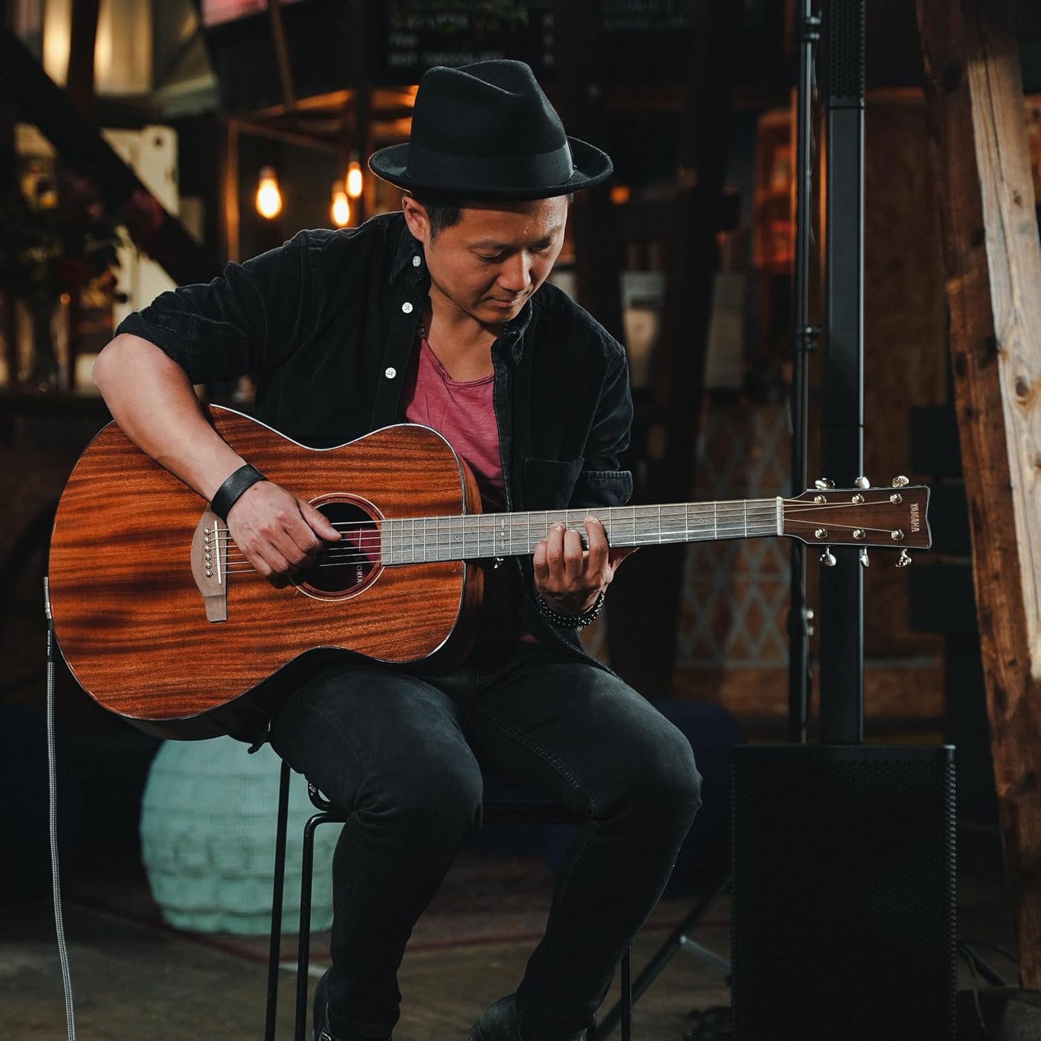 Yamaha STORIA III Guitarra Western electroacústica con un sonido envolvente bodegon guitarrasacusticaselectricas.com